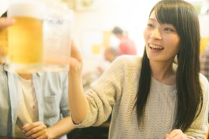 【姫路】結婚相談所 ロビンソン・パートナーズ【神戸】乾杯する女性